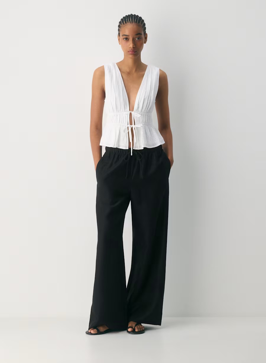 Aritzia Airplush Cotton™ Monterosso Top in White, v-neck neckline